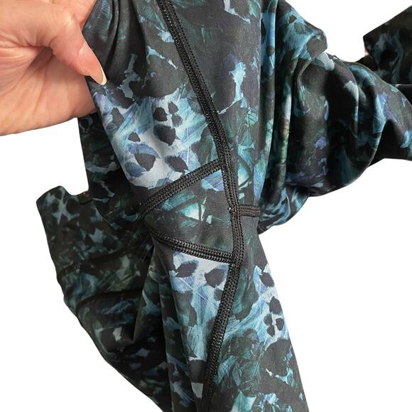 Lululemon 10 Cropped Leggings Running Activewear Blue Black Print Pocket - Picture 12 of 12